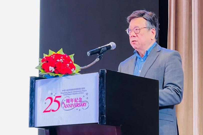 拓展經貿:  丘應樺在柬埔寨金邊出席慶祝香港特區成立25周年午宴期間，向當地政商界推廣香港的商機。