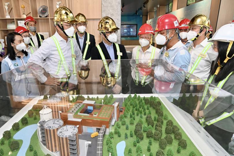 廚餘再造:  謝展寰（中）聽取承建商代表講解O．PARK2項目。