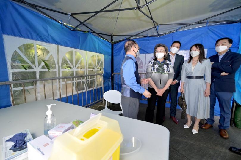 新接種點: 黃大仙廟宇廣場社區疫苗接種站投入服務,楊何蓓茵(左二)到場視察,了解接種站設施的應用。 新接種點: 黃大仙廟宇廣場社區疫苗接種站投入服務,楊何蓓茵(左二)到場視察,了解接種站設施的應用。