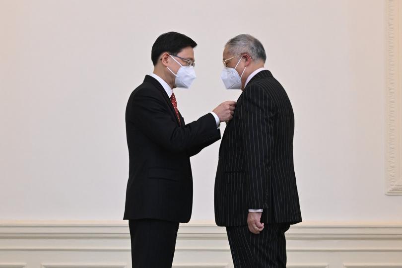 授勳: 李家超(左)在禮賓府頒授大紫荊勳章予張宇人。 授勳: 李家超(左)在禮賓府頒授大紫荊勳章予張宇人。