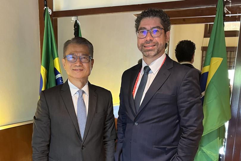 商討合作:  陳茂波（左）在印尼巴厘島與巴西經濟部國際經濟事務主管Marco Aurélio Rocha會面。