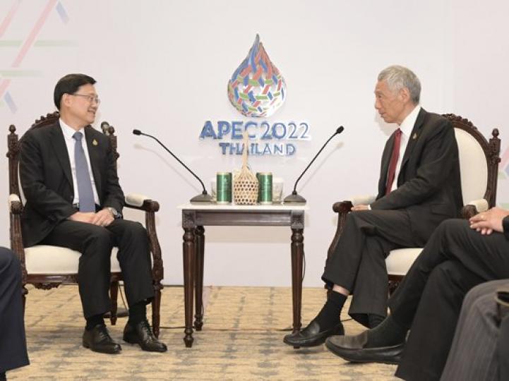 把握機遇:  李家超（左）與新加坡總理李顯龍會面。