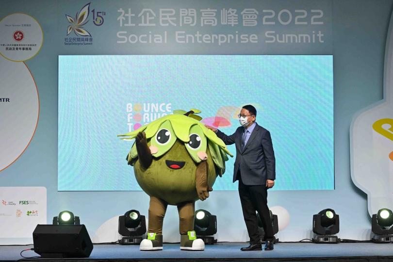 新登場:  陳國基在社企民間高峰會2022開幕典禮上介紹社企吉祥物「友建樹」。