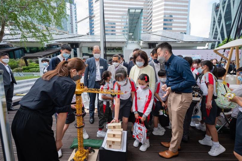 培育人才:  發展局、教育局等連同專業團體舉辦實地考察、建立網上學習資源，把與建造業相關的知識透過學校帶給下一代。