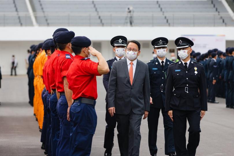 服務社群:  陳國基（右三）檢閱會操隊伍。