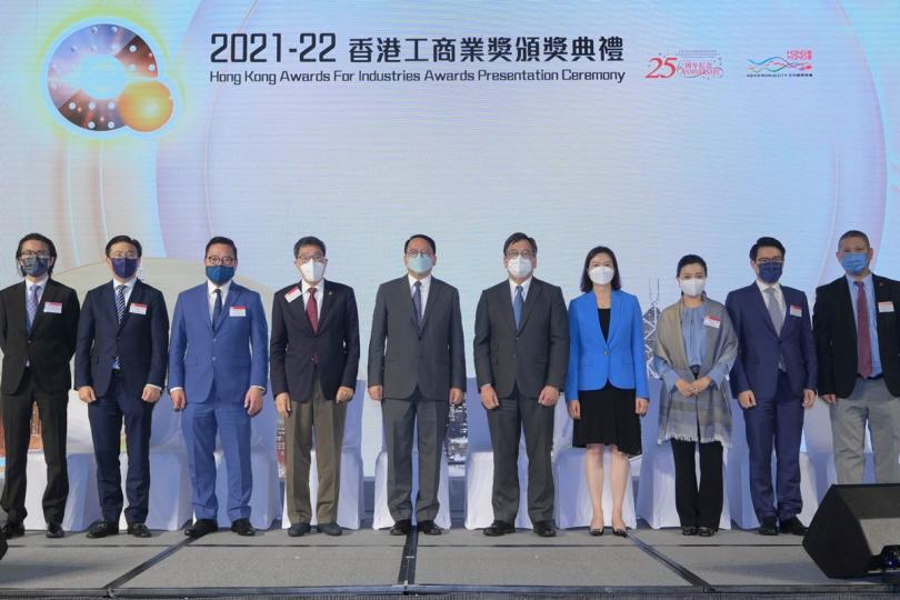 優秀企業:  陳國基（左五）、商務及經濟發展局局長丘應樺（右五）一同出席香港工商業獎頒獎典禮。