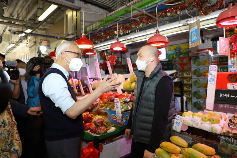實地視察:  謝展寰（左）視察大成街街市的滅鼠工作，並向商販了解街市的衞生情況。
