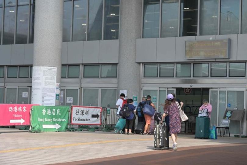市民切勿攜帶違禁品進出香港 市民切勿攜帶違禁品進出香港