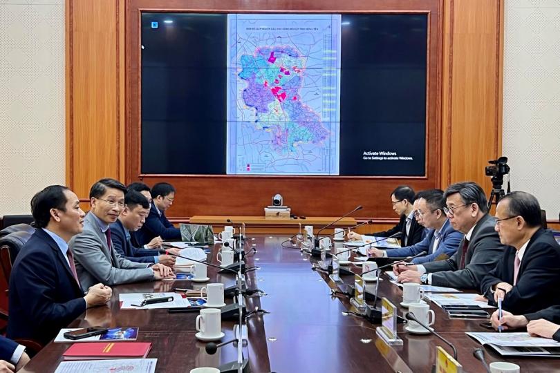 實地了解:  丘應樺（右二）參觀興安工業園，並與政府官員會面，了解當地企業的最新發展和投資機遇。