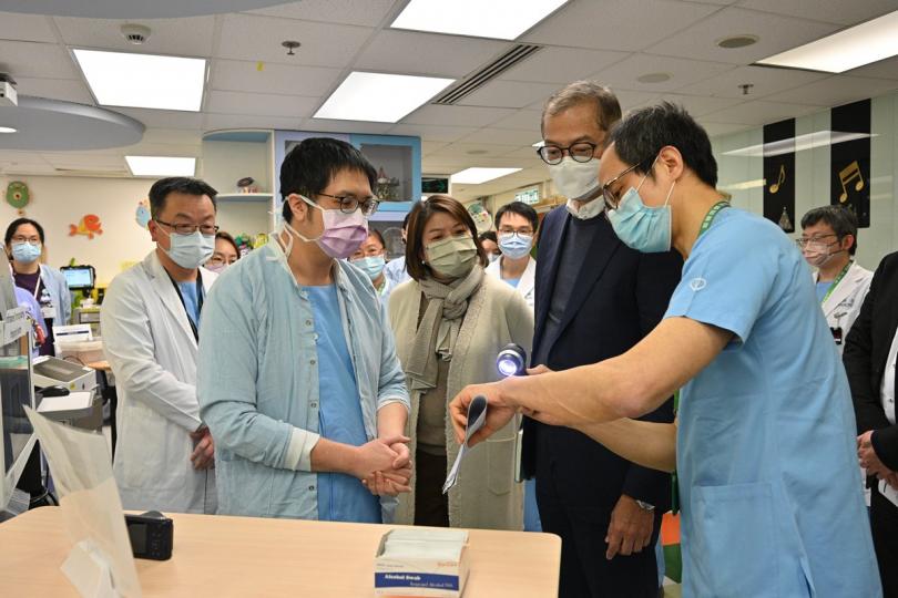 專業服務: 盧寵茂(右二)視察基督教聯合醫院,聽取醫護人員講解兒童及青少年科胎記激光治療中心的工作。 專業服務: 盧寵茂(右二)視察基督教聯合醫院,聽取醫護人員講解兒童及青少年科胎記激光治療中心的工作。