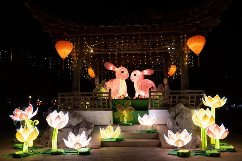 賞心悅目:  北區公園舉行新界東元宵綵燈展，以「春意盎然---花開・鯉躍・兔動」為主題。