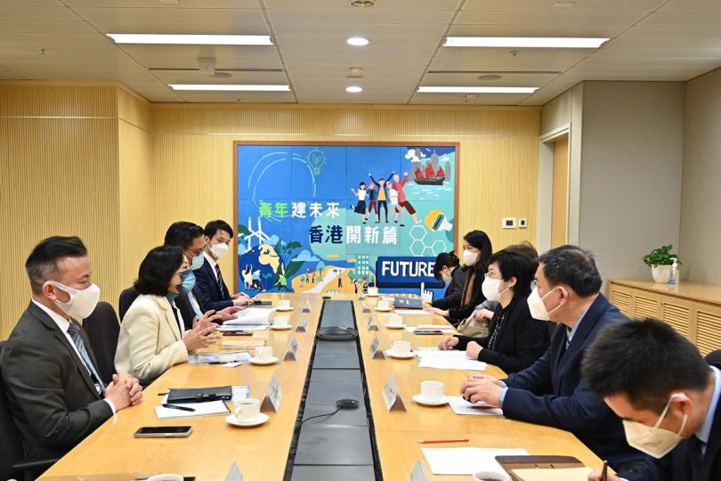 交流: 麥美娟(左二)、民青局副局長梁宏正(左三)和青年專員劉家麒(左一)與苗延紅(右三)率領的訪問團討論共同關注議題。 交流: 麥美娟(左二)、民青局副局長梁宏正(左三)和青年專員劉家麒(左一)與苗延紅(右三)率領的訪問團討論共同關注議題。