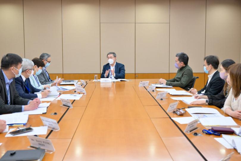 群策群力: 卓永興(中)主持跨部門會議,與相關部門部署打擊水貨活動黑點。 群策群力: 卓永興(中)主持跨部門會議,與相關部門部署打擊水貨活動黑點。