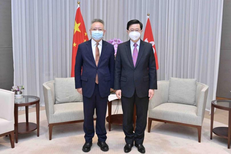 喜相逢: 李家超(右)與海南省委書記沈曉明會面。 喜相逢: 李家超(右)與海南省委書記沈曉明會面。