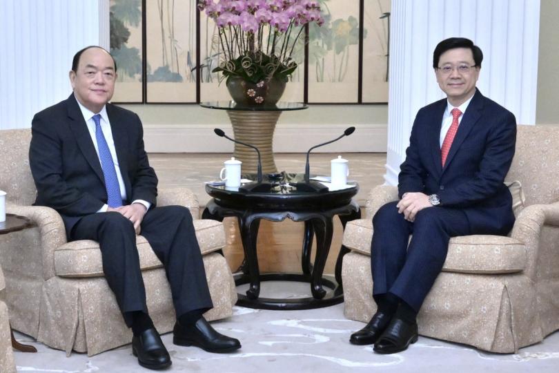 促進合作: 李家超(右)在禮賓府與澳門特區行政長官賀一誠會面。 促進合作: 李家超(右)在禮賓府與澳門特區行政長官賀一誠會面。