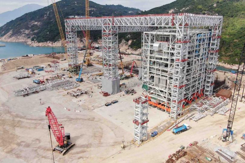 全速興建: I.PARK1第一個巨型機電設備預製組件已移到人工島的適當位置,展開組裝工序。 全速興建: I.PARK1第一個巨型機電設備預製組件已移到人工島的適當位置,展開組裝工序。