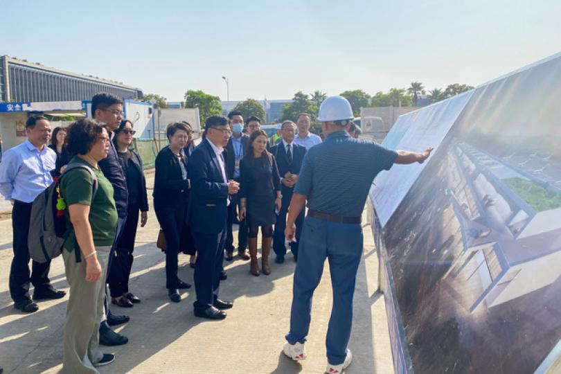 物流合作:  林世雄（前排中）到訪珠海空港國際智慧物流園，了解項目的最新進展和規劃。