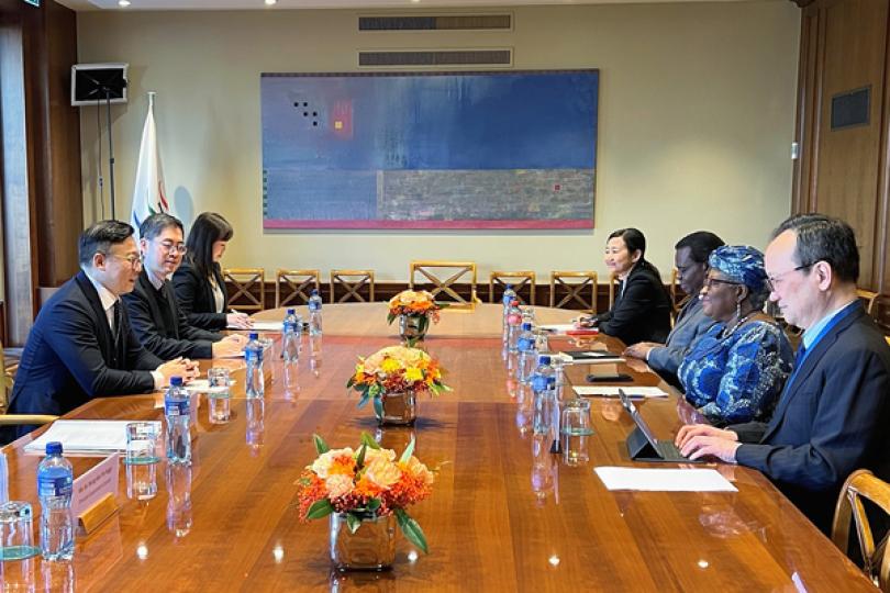緊密交流:  張國鈞（左一）與世界貿易組織總幹事伊維拉（右二）會面。
