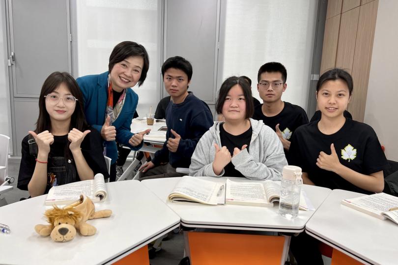 交流:  蔡若蓮（左二）參觀大灣區特色職業教育園區，並與園區內學生合照。   