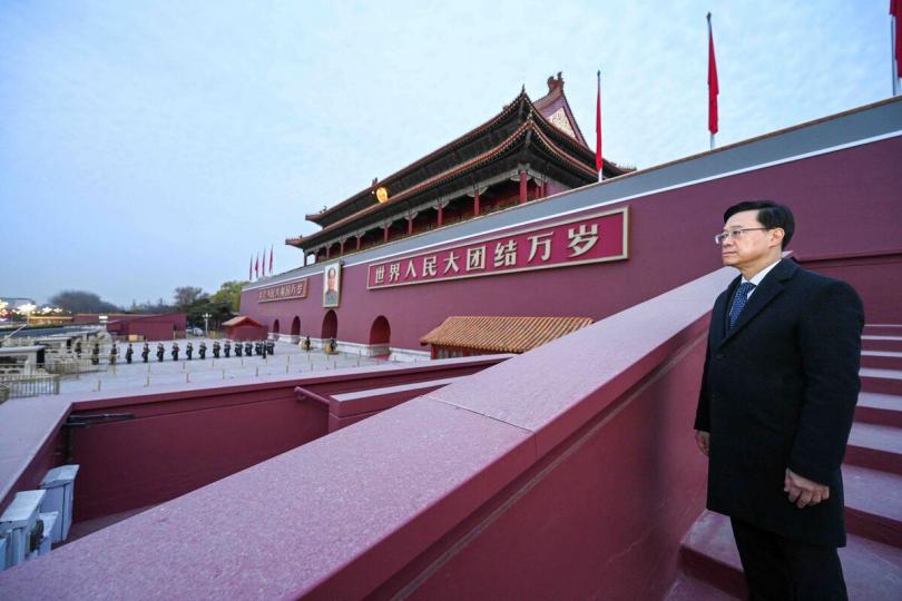 引以為傲:  李家超在天安門廣場出席升旗禮。