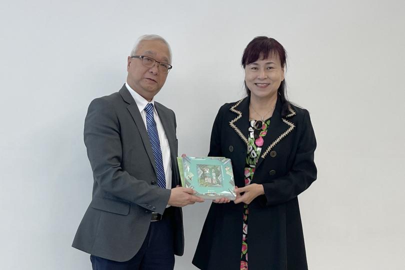 會面共議:  謝展寰（左）與深圳市官員討論多項環保議題合作，並與深圳市人民政府副市長張華合照。