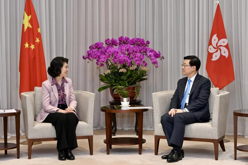 歡迎訪港: 李家超(右)與江門市市長吳曉暉會面。 歡迎訪港: 李家超(右)與江門市市長吳曉暉會面。