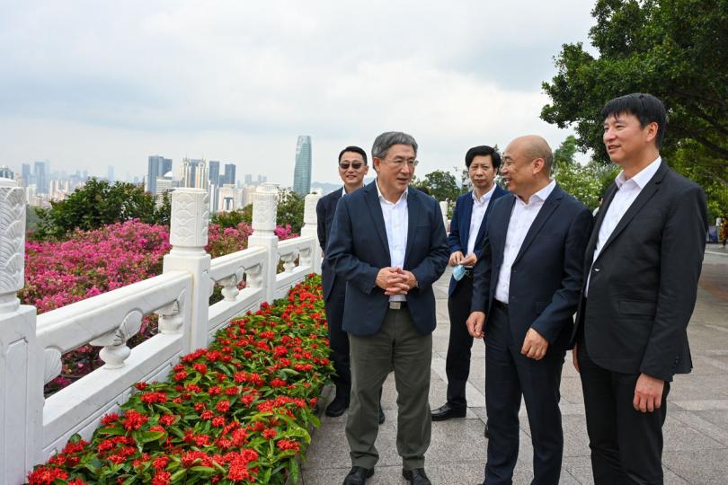汲取經驗:  卓永興（左二）在深圳蓮花山公園聽取張國宏（右二）介紹園林綠化措施。
