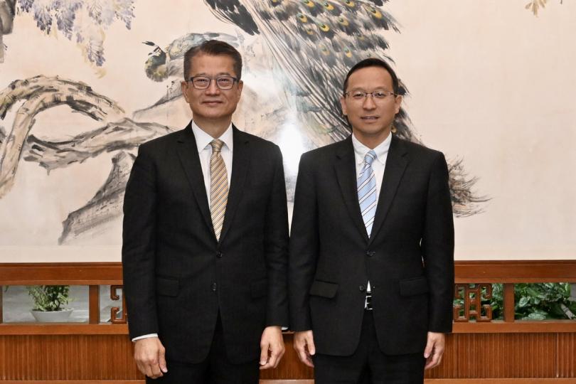 香港近況:  陳茂波（左）禮節性拜會中華人民共和國駐馬來西亞大使館臨時代辦唐銳。