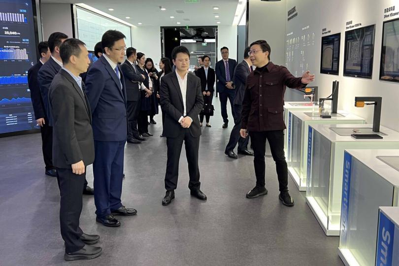 智能生產:  孫東（左二）在前海參觀思謀科技公司，旁為深圳市委常委曾湃（左一）。