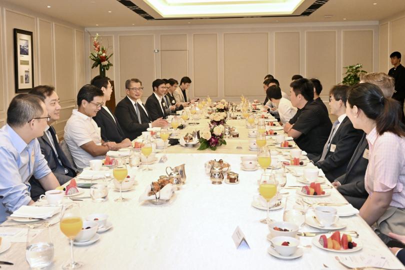 發掘商機:  陳茂波（左五）與十多家全球領先的第三代互聯網和虛擬資產平台企業創始人及高層管理人員舉行早餐會，探討市場最新情況和潛在機遇。