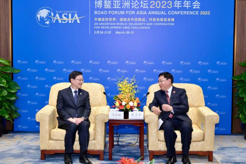 深化合作: 李家超(左)在海南出席博鰲亞洲論壇2023年年會期間,與國資委主任張玉卓會面。 深化合作: 李家超(左)在海南出席博鰲亞洲論壇2023年年會期間,與國資委主任張玉卓會面。