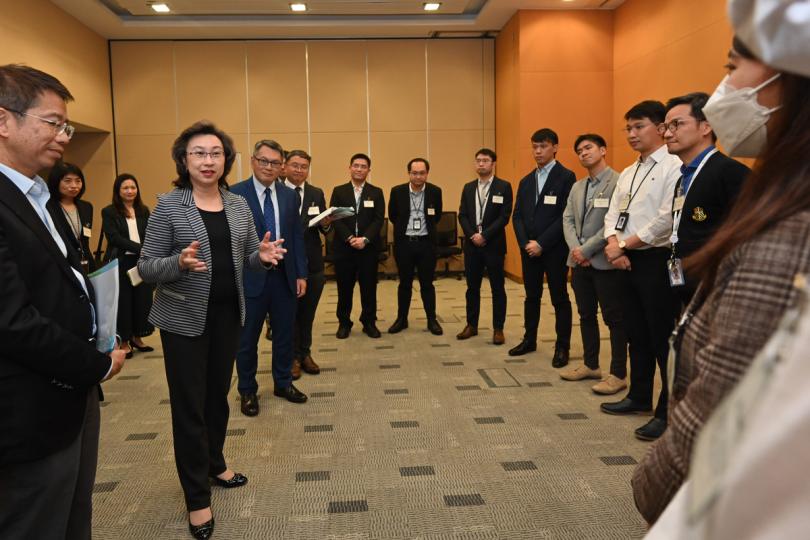 暢所欲言:  楊何蓓茵（前排左二）與民航處各職系員工代表交流。
