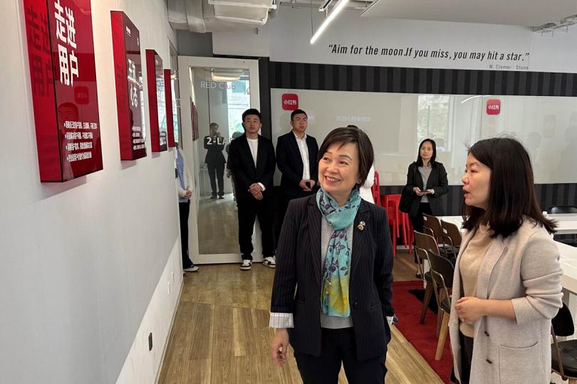 了解發展:  蔡若蓮（前排左）到訪小紅書總部，了解內地社交媒體平台的發展。