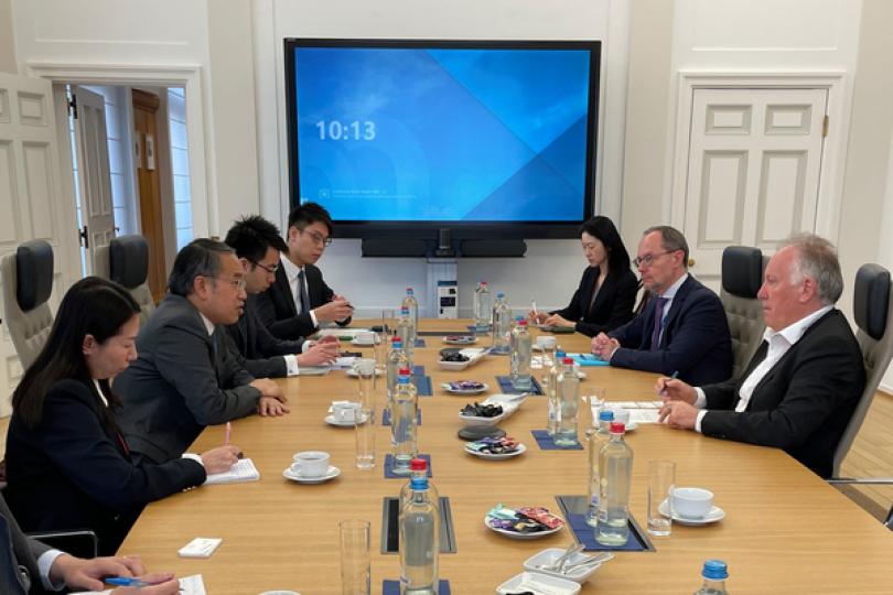 金融交流: 許正宇(左二)與Tom Dechaene(右一)和Xavier Debrun(右二)會面。 金融交流: 許正宇(左二)與Tom Dechaene(右一)和Xavier Debrun(右二)會面。