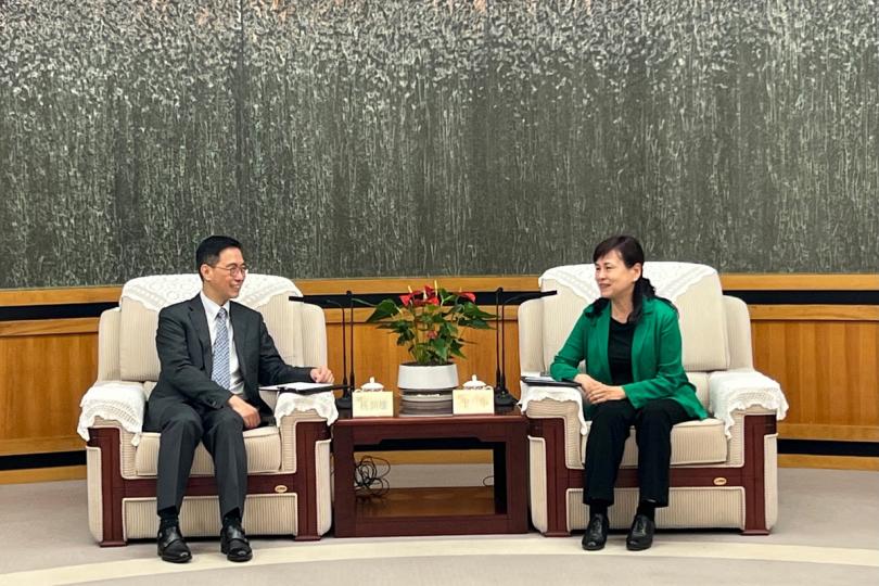 重視聯繫: 楊潤雄(左)在深圳拜會深圳市人民政府副市長張華。 重視聯繫: 楊潤雄(左)在深圳拜會深圳市人民政府副市長張華。