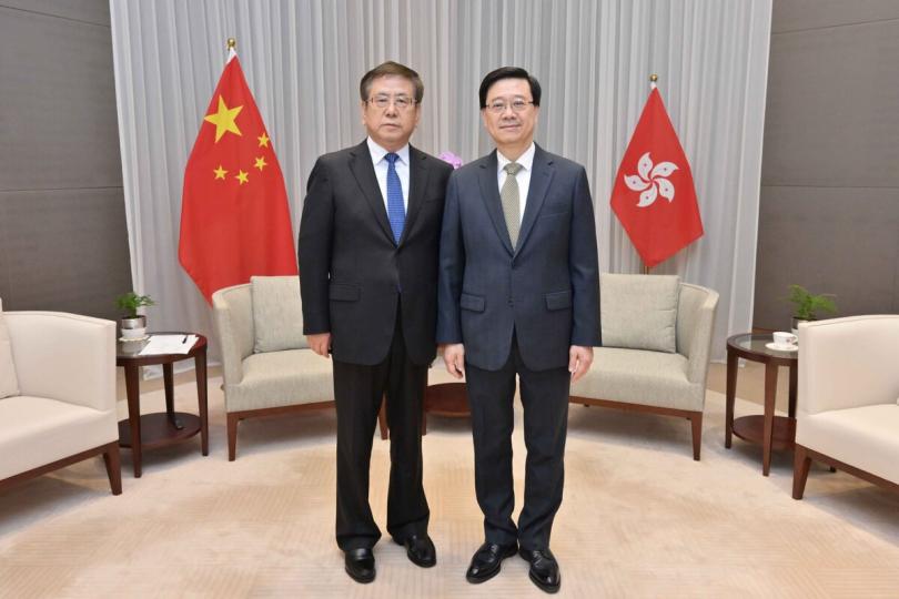喜相逢: 李家超(右)與河南省省長王凱會面。 喜相逢: 李家超(右)與河南省省長王凱會面。