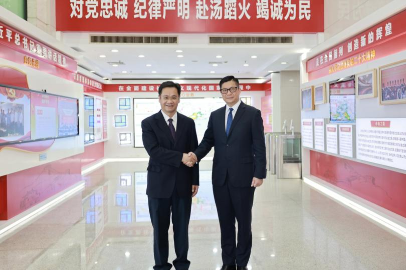 會面共議: 鄧炳強(右)在廣州拜訪廣東省應急管理廳廳長王再華。 會面共議: 鄧炳強(右)在廣州拜訪廣東省應急管理廳廳長王再華。