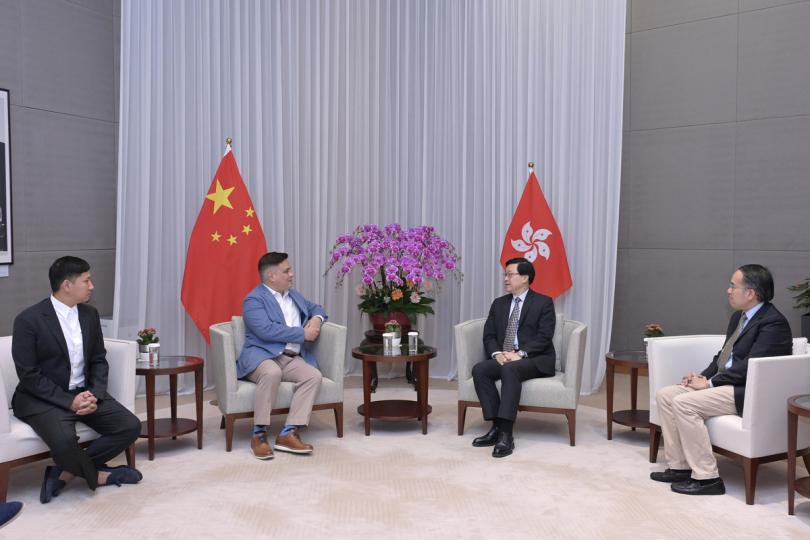 交換意見: 李家超(右二)、財經事務及庫務局局長許正宇(右一)與菲律賓參議長蘇比瑞(左二)會面。 交換意見: 李家超(右二)、財經事務及庫務局局長許正宇(右一)與菲律賓參議長蘇比瑞(左二)會面。
