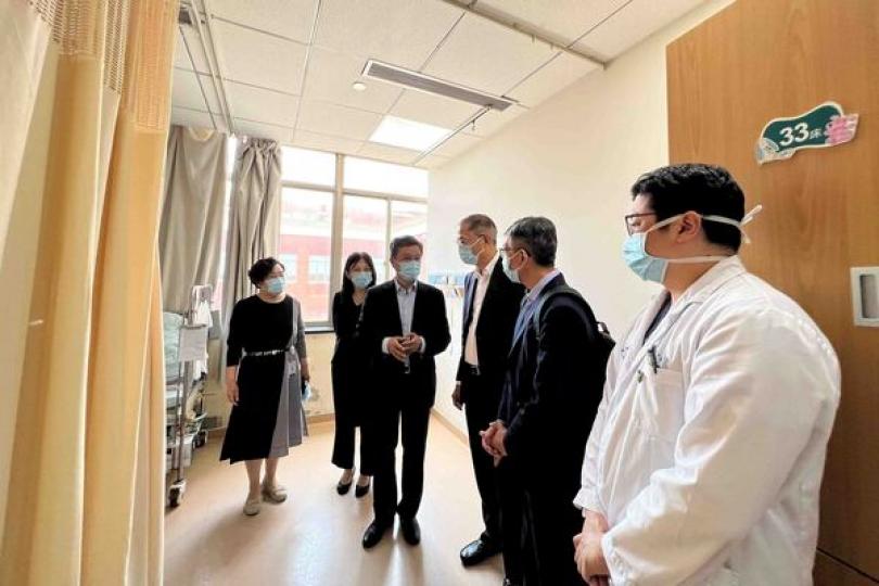 設施完備:  盧寵茂（右三）到訪上海交通大學醫學院附屬仁濟醫院的肝臟外科兒童病區，旁為院長及黨委副書記夏強（右四）。