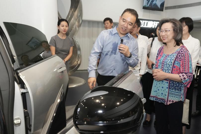 杭州考察:  楊何蓓茵（右）在杭州了解電動車和新能源車發展。