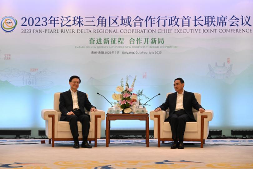 促進交流: 李家超(左)在貴陽與貴州省委書記徐麟會面。 促進交流: 李家超(左)在貴陽與貴州省委書記徐麟會面。