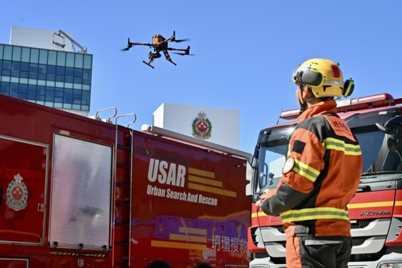 先進裝備:  消防處坍塌搜救專隊利用無人飛行器系統評估災場環境。