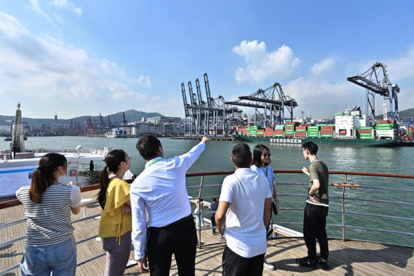 前景樂觀:  海事處代表（左三）向參加者介紹香港的海事設施，並鼓勵他們日後投身海運船舶業。