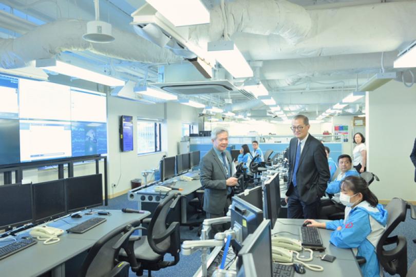 善用科技:  盧寵茂（左二）參觀資訊科技指揮中心，了解資科系統升級和維護安全運行的工作。