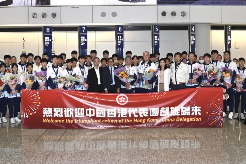 載譽歸來:  鄭青雲（前排左九）與運動員在歡迎儀式上合照。