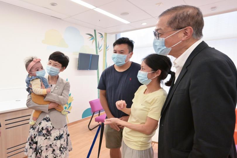 拯救生命: 盧寵茂(右一)和郭燕紅(左二)探望去年接受內地腦死亡幼童跨境無償捐贈心臟的女嬰芷希。 拯救生命: 盧寵茂(右一)和郭燕紅(左二)探望去年接受內地腦死亡幼童跨境無償捐贈心臟的女嬰芷希。