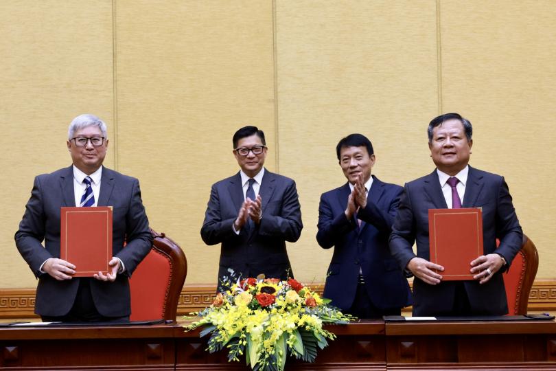 加強合作:  鄧炳強（後排左一）與越南公安部副部長梁三光（後排右一）見證區嘉宏（前排左一）與越南出入境管理局局長范登科（前排右一）簽署合作備忘錄。