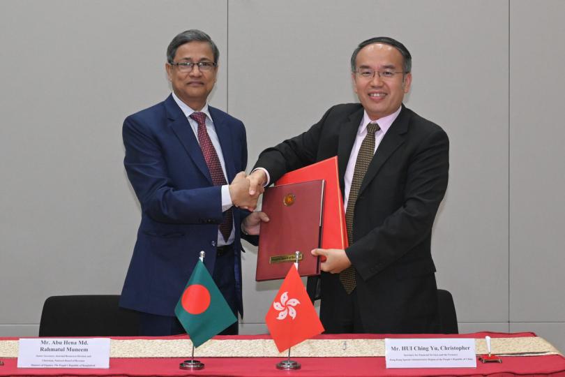 促進聯繫:  許正宇（右）與孟加拉國財政部內部資源組高級秘書長及國家稅務局主席Abu Hena Md. Rahmatul Muneem簽署全面性避免雙重課稅協定。