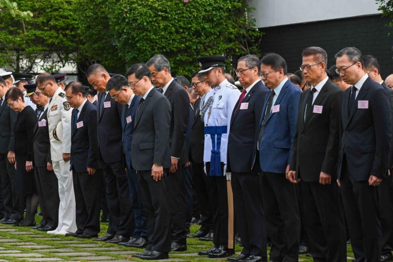 莊嚴時刻:  李家超和政府高層官員出席中國人民抗日戰爭勝利紀念日儀式。