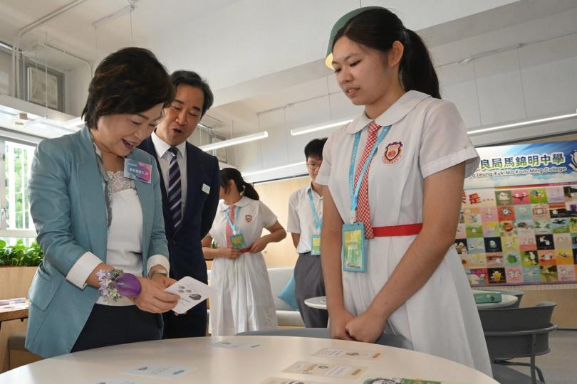 認識自我:  蔡若蓮（左）參觀訪保良局馬錦明中學的心理健康空間，學生向她介紹促進心理健康的遊戲和工具。   